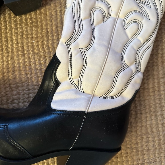 Stylish Black and White Cowboy Boots - Picture 2 of 4